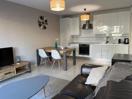 un salon avec un canapé et une table dans l'établissement Alice, à Cannes