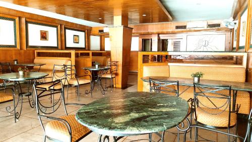 Ресторант или друго място за хранене в HOTEL INTERNATIONAL -- Bus Stand Jalandhar City