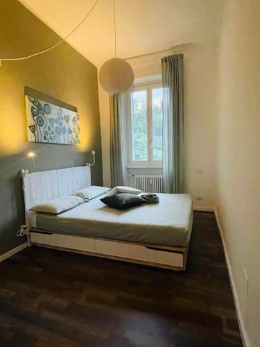 1 dormitorio con 1 cama en una habitación con ventana en casa boutique, en Ivrea