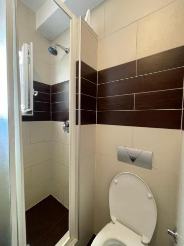 La salle de bains est pourvue d'une douche et de toilettes. dans l'établissement Maki, à Vir