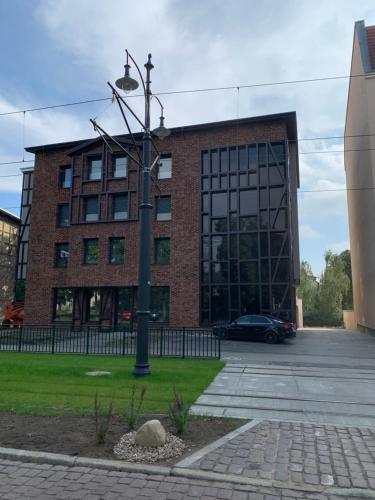 un bâtiment avec un éclairage de rue devant lui dans l'établissement Nice to sleep You, à Toruń