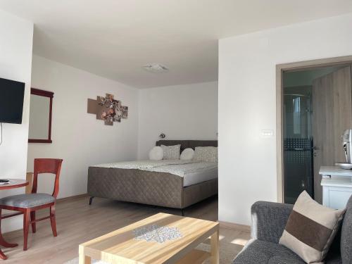 1 dormitorio con 1 cama y 1 mesa en una habitación en Ana Rooms Bled en Bled