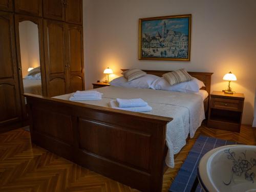 sypialnia z dużym łóżkiem i dwoma ręcznikami na nim w obiekcie Villa Danica w mieście Ovčara