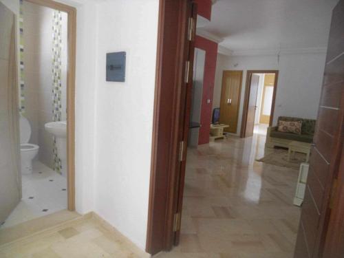 een kamer met een hal met een toilet en een badkamer bij Route de la plage in Kelibia