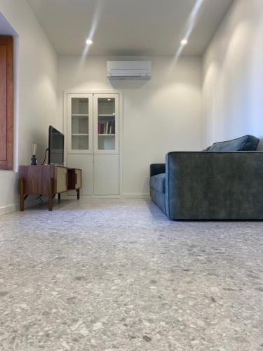 ein Wohnzimmer mit Sofa und Tisch in der Unterkunft Misericórdia Garden Homes in Vila do Conde