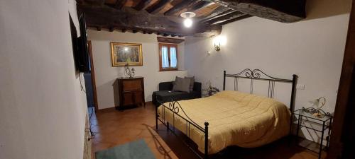 ein Schlafzimmer mit einem Bett und einem Stuhl darin in der Unterkunft La Casina in Fornello