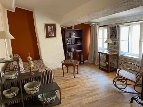 un salon avec un canapé et une table dans l'établissement La maison de Lea, chambres d'hôtes de 14 couchages, à Tournus