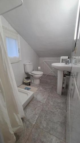 y baño con aseo y lavamanos. en Apartamento rural en Espinosa de los Monteros, en Espinosa de los Monteros