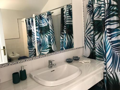 uma casa de banho com um lavatório e um espelho em Casa de Loros em Marbella