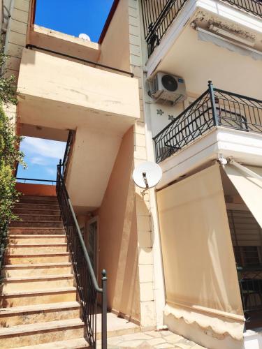 a building with stairs and a balcony at Didda's Apartment in Orfánion
