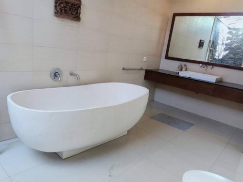 Bilik mandi di Villa alula