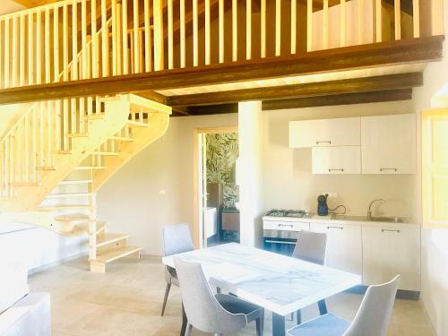 a kitchen and dining room with a table and chairs at Il Rifugio Del Certosino in Padula