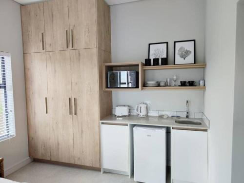 Kuchyň nebo kuchyňský kout v ubytování Golfers Haven Studio Apartment