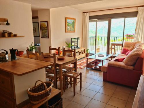 Mirador del valle في بينايمانتل: غرفة معيشة مع طاولة وأريكة