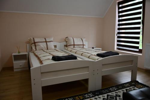 科倫德的住宿－Terra Panzió，窗户客房内的一张白色床