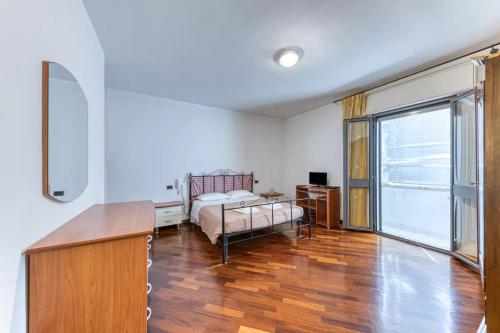 Un dormitorio con una cama y un escritorio y una ventana. en Guardiana del castello, en Otranto