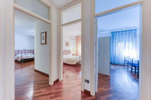 una camera con una grande porta a vetri e una camera da letto di Guardiana del castello a Otranto