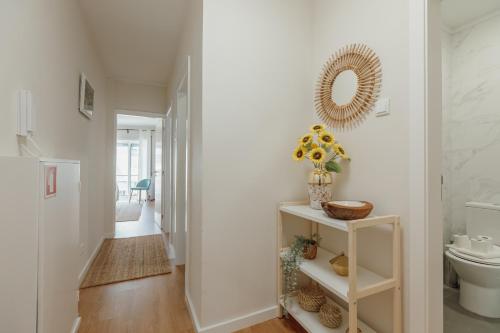 een badkamer met een toilet en een spiegel aan de muur bij Modern Pilar Apartment by Homing in Vila Nova de Gaia