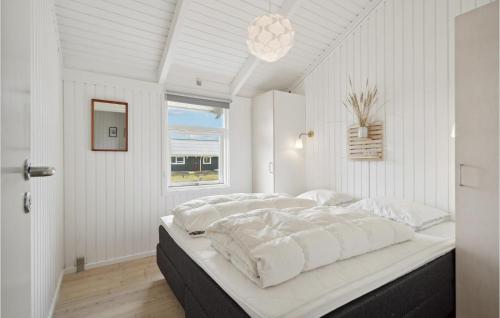 Harboørにある4 Bedroom Awesome Home In Harboreの白いベッドルーム(白いシーツを使用した大型ベッド1台付)