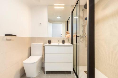 uma casa de banho com um WC, um lavatório e um chuveiro em Piso climatizado y parking em Madrid