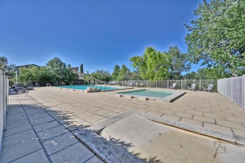 patio z 2 basenami i ogrodzeniem w obiekcie LE PETIT BONHEUR - PLACE PARKING PRIVEE - CLiM - TERRASSE - PISCINE PARTAGEE - PROCHE PARC SPIROU w mieście Saint-Saturnin-les-Avignon