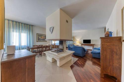 Una cocina y una sala de estar con un sofá y una mesa. en Guardiana del castello, en Otranto