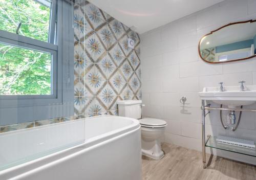 La salle de bains est pourvue d'une baignoire, de toilettes et d'un lavabo. dans l'établissement The Nook, à Beaumaris