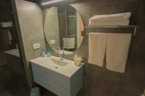 a bathroom with a sink and a mirror at פרלה צימרים in Jerusalem