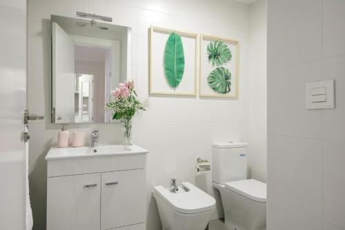 y baño con lavabo, aseo y espejo. en HI ROOM - Smart Apartments - HE 2, en Granada