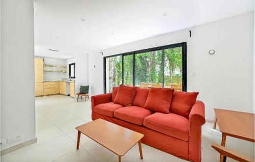 un salon avec un canapé rouge et une table dans l'établissement Stunning Home In Monteux With Wifi, à Monteux