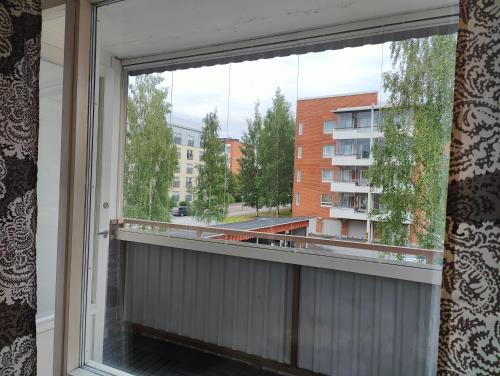 ein Fenster mit Blick auf ein Gebäude in der Unterkunft Two bedroom apartment close to city center in Jyväskylä
