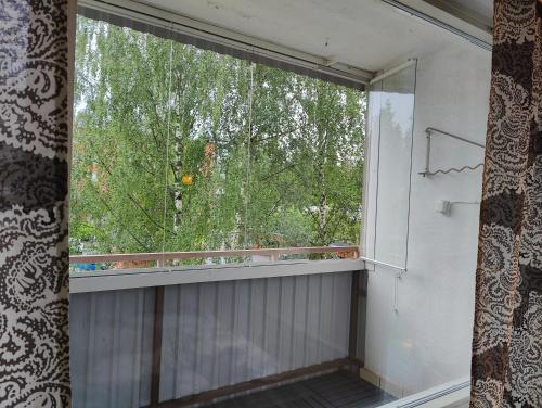 ein Fenster mit Blick auf einen Baum in der Unterkunft Two bedroom apartment close to city center in Jyväskylä