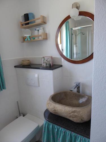 ein Badezimmer mit einem großen Steinwaschbecken und einem Spiegel in der Unterkunft erholungsraum Karsee - Ferienwohnung in Wangen im Allgäu