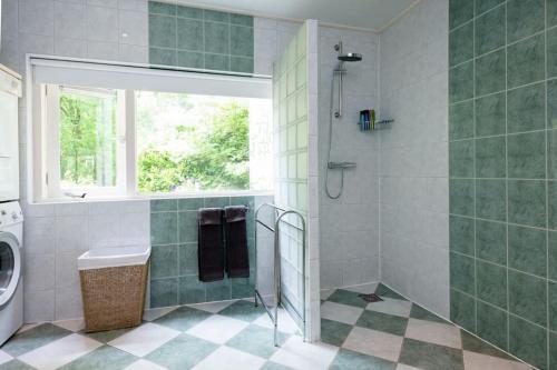 a bathroom with a shower and a washing machine at Het Boshuis in Dalfsen