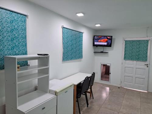 Una habitación con una mesa y sillas y un televisor. en monoambiente centrico, en Resistencia