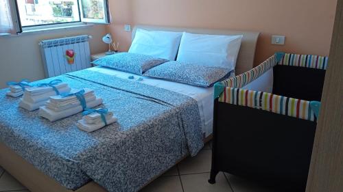 - une chambre avec un lit et des serviettes dans l'établissement A casa da Ivana, à Vasto