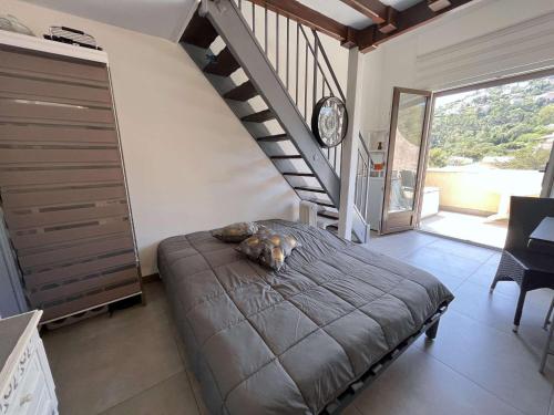 - une chambre avec un lit et un escalier dans l'établissement Studio mezzanine climatisé proche plage avec terrasse et parking à Saint-Raphaël - FR-1-226A-162, à Saint-Raphaël