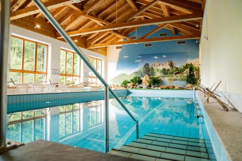 松托芬的住宿－Berghotel Sonnenklause，一座大型游泳池,墙上挂着一幅大画