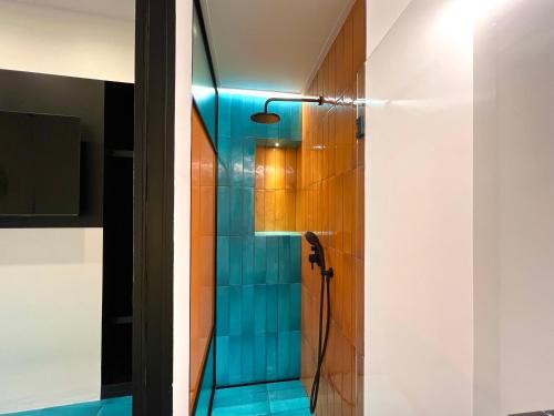 bagno con doccia e piastrelle blu di Nira - Smart & Luxury Home a Praiano