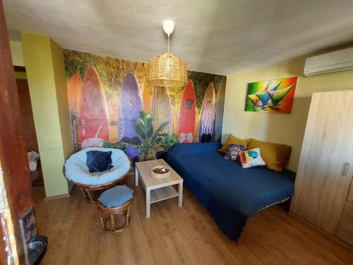 um quarto com uma cama, uma mesa e pranchas de surf em Surf house em Burgas
