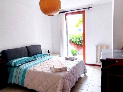- une chambre avec un lit et des serviettes dans l'établissement Immersa nel verde, à Venise