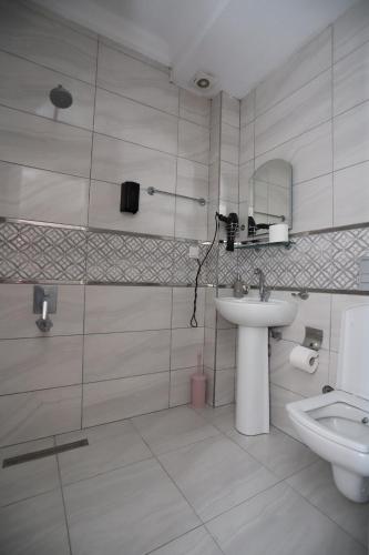 a bathroom with a sink and a toilet at RÜYA PANSİYON APART OTEL in Yukarı Kocaali