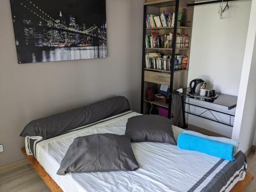 un lit avec deux oreillers dessus dans une chambre dans l'établissement Chambre privée chez l'habitant, à Parentis-en-Born