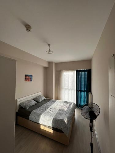 1 dormitorio con cama y ventana en Modern Apartment PLEASE Inform me before check in, en Estambul