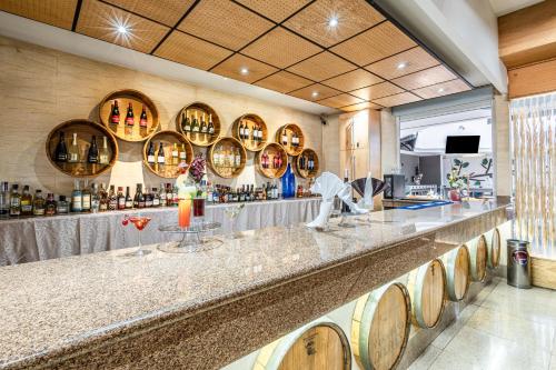 a bar with a counter with wine bottles at Suites Inn la Muralla Hotel & Spa in Toluca