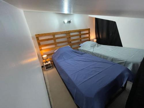SoubiseにあるAppartement vue sur la Charenteの部屋にベッドが2つある部屋