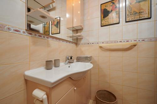 uma casa de banho com um lavatório e um espelho em Zen Garden Sew View Apartment em Trogir