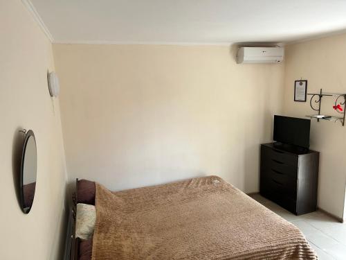 フォンタンカにあるFontanka Apartmentsの小さなベッドルーム(ベッド1台、テレビ付)