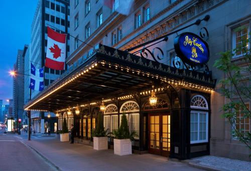 un edificio con un cartel en el costado en The Ritz-Carlton, Montreal en Montreal
