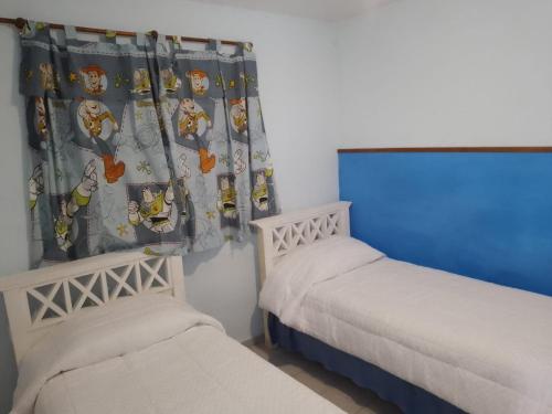 En eller flere senge i et værelse på Casa con pileta amoblada y cochera para 4 personas - Juana Koslay